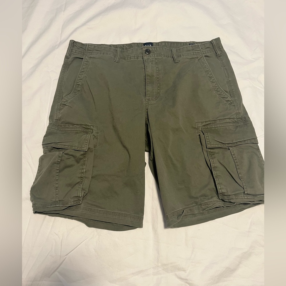 GAP Men”s Olive Green Cargo Shorts with Flat Front Design Size 36